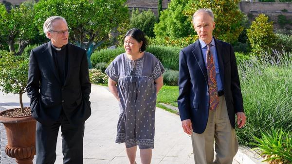 (left to right) Rev. John I. Jenkins, C.S.C., president of Notre Dame; Carolyn Woo, former dean of the Mendoza College of Business at Notre Dame; and Leo Burke, professor emeritus of management